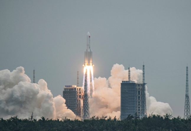 Втората степен на китайска ракетата носител която пада неконтролируемо към Земята